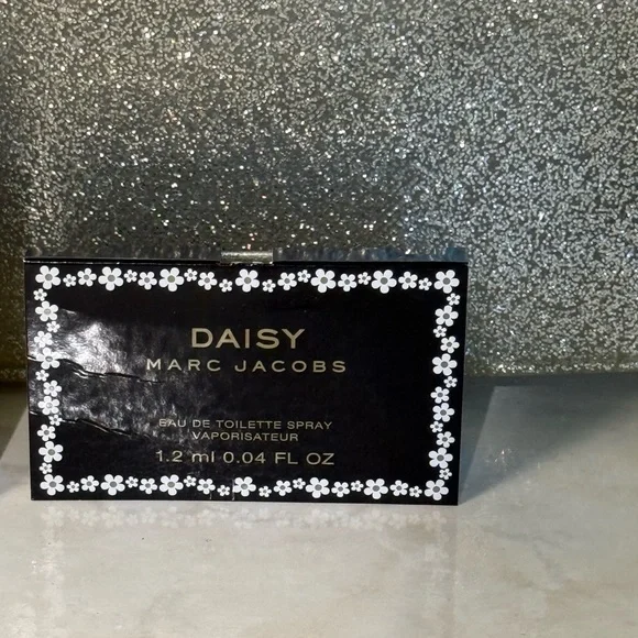 5 for $25 item ๐บ Marc Jacobs Daisy Samples x2 - Picture 2 of 4